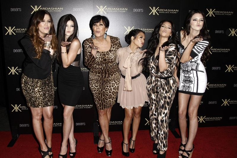Khloe Kardashian (od leve), Kylie Jenner, Kris Jenner, Kourtney Kardashian, Kim Kardashian in Kendall Jenner prihajajo na zabavo ob predstavitvi Kardashian Kollection v Los Angelesu leta 2017. Njihova uspešnica v 20 sezonah Keeping Up with the Kardashians prihaja na trg. konec.