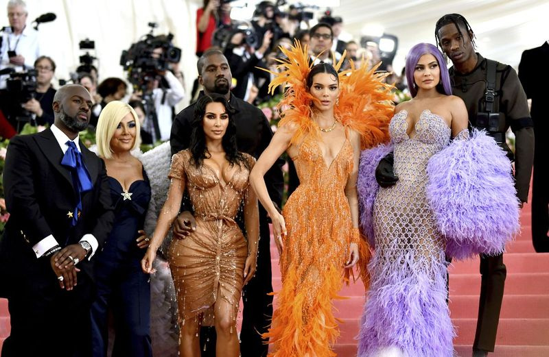 Corey Gamble (od leve), Kris Jenner, Kim Kardashian, Kanye West, Kendall Jenner, Kylie Jenner in Travis Scott se 6. maja 2019 udeležijo dobrodelne prireditve Metropolitan Museum of Art’s Costume Institute v New Yorku.