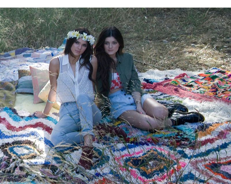 Kendall in Kylie Jenner pozirata na fotografiranju leta 2012 v oblačilih iz svoje nove modne linije Kendall in Kylie, ki sta na voljo izključno pri PacSun.