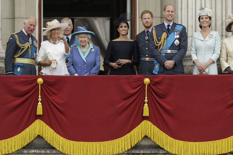 Na archívnej snímke z tohto utorka, 10. júla 2018, sa členovia kráľovskej rodiny zhromažďujú na balkóne Buckinghamského paláca, zľava britský princ Charles, Camilla, vojvodkyňa z Cornwallu, princ Andrew, kráľovná Alžbeta II., Meghan, vojvodkyňa zo Sussexu. , princ Harry, princ William a Kate, vojvodkyňa z Cambridge, keď sledujú prelet lietadla Royal Air Force nad Buckinghamským palácom v Londýne.