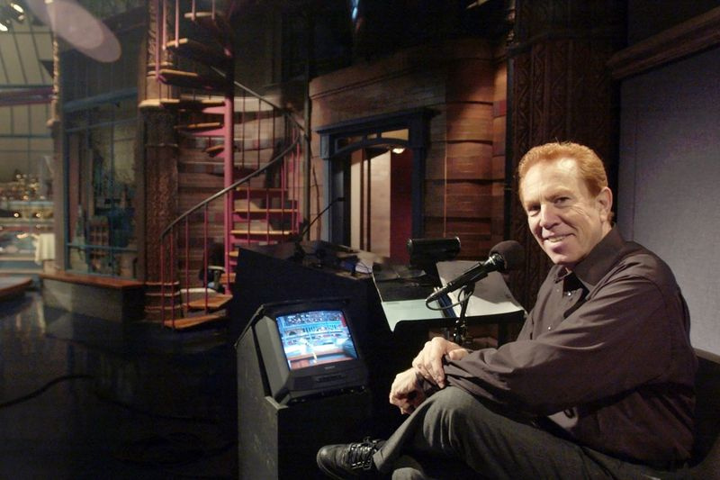 Šioje 2003 m. lapkričio 20 d. failo nuotraukoje „Late Show With David Letterman“ diktorius Alanas Kalteris pozuoja „Late Show“ studijoje Niujorke.
