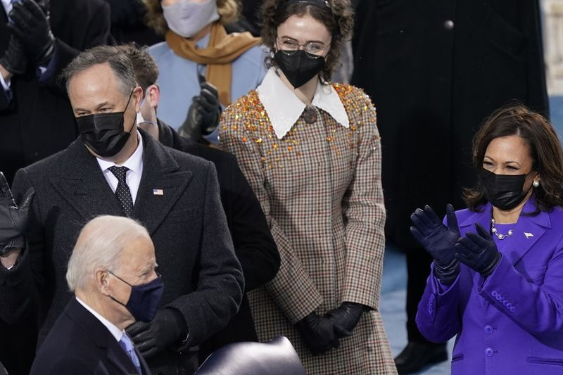 Ella Emhoff (bakgrunn, i midten) står sammen med sin stemor, visepresident-valgte Kamala Harris og hennes far Doug Emhoff (til venstre), mens president-elect Joe Biden ankommer til innsettelsen ved U.S. Capitol i Washington i januar.