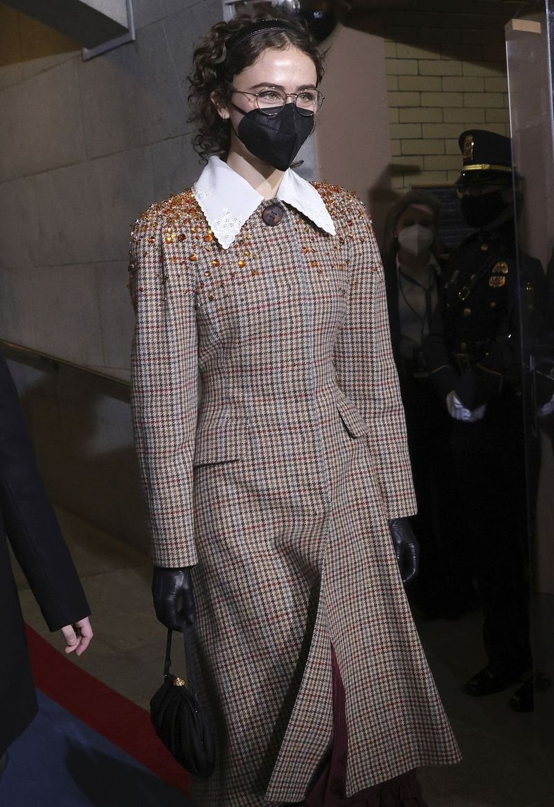 Ella Emhoff, stedatter til visepresident Kamala Harris, ankommer til innsettelsen av president Joe Biden på vestfronten av den amerikanske hovedstaden i Washington i januar. Designerne hos Proenza Schouler bestemte seg for å kle Ella Emhoff i et par kåper (pluss en buksedress) for hennes modelldebut i deres nye kolleksjon, som ble avduket torsdag for New York Fashion Week.