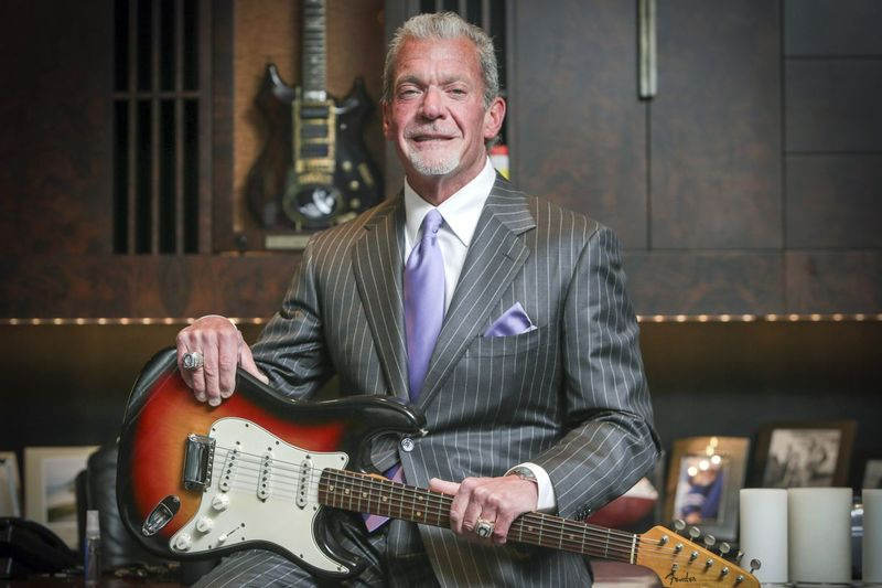 Majiteľ a generálny riaditeľ Indianapolis Colts Jim Irsay s gitarou Fender Stratocaster, na ktorej hral Bob Dylan na folklórnom festivale v Newporte v roku 1965. Irsay hovorí s predstaviteľmi niekoľkých miest o možnosti vytvorenia múzea, kde by vystavoval pamiatky popkultúry, na ktoré minul milióny. dolárov za posledných 20 rokov.