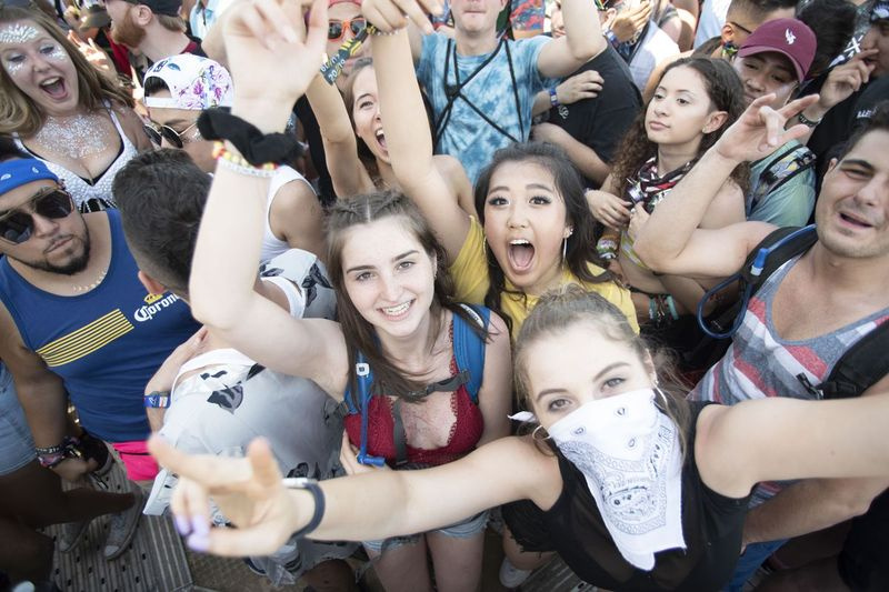 Festivalbesökare dansar och poserar på Audiens uppsättning under dag 1 av Spring Awakening Music Festival i Hoffman Estates, Illinois den 7 juni 2019. | Colin Boyle för Sun-Times