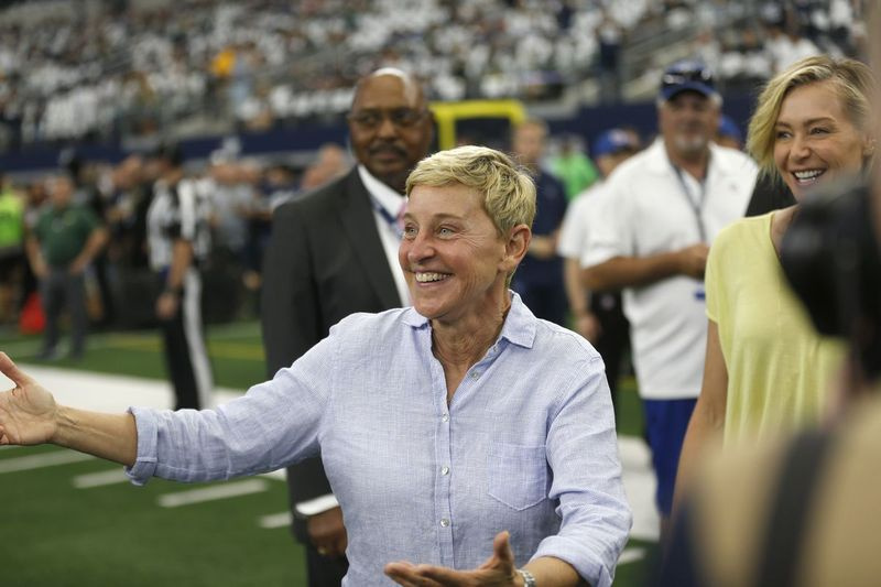 Ellen DeGeneres viibis pühapäeval Cowboys/Packersi mängueelsel soojendusel väljakul.