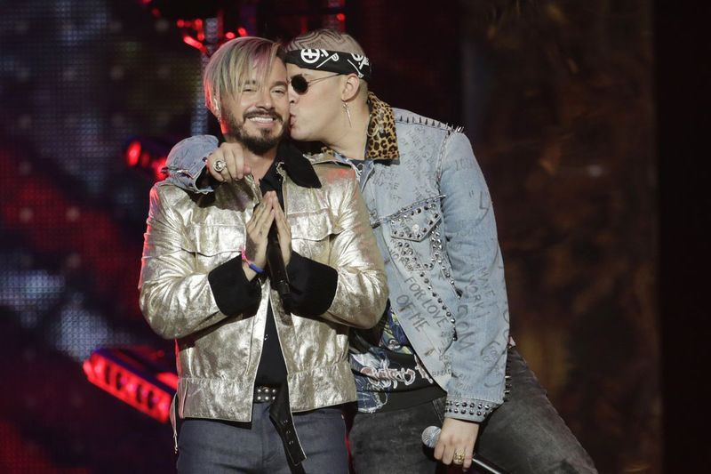 El cantante Bad Bunny (derecha) besa a J Balvin, después de que se presentaran juntos en los Premios Billboard Latinos en Coral Gables, Florida, en 2017.