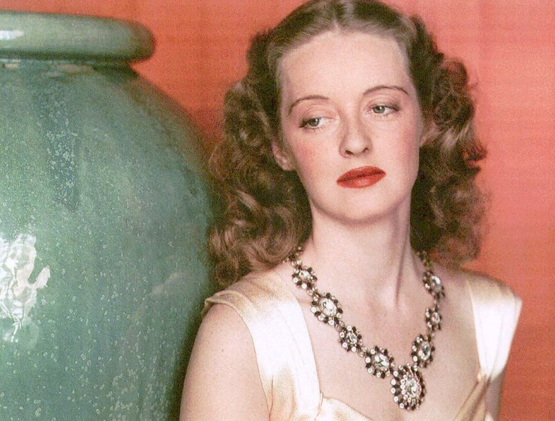 Bette Davis 1939 m., tais metais, kai pasirodė keturiuose „Warner Bros“ hituose. Ji pelnė trečiąją „Oskaro“ nominaciją už tų metų „Dark Victory“. | Warner Bros.