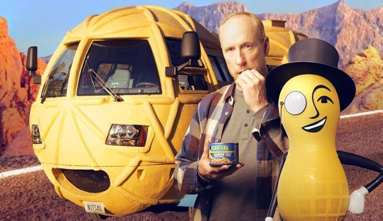 Le comédien Matt Walsh et son bon ami M. Peanut sont photographiés avec le Nutmobile pendant les jours les plus heureux. Une nouvelle publicité pour le Super Bowl montre la disparition de l