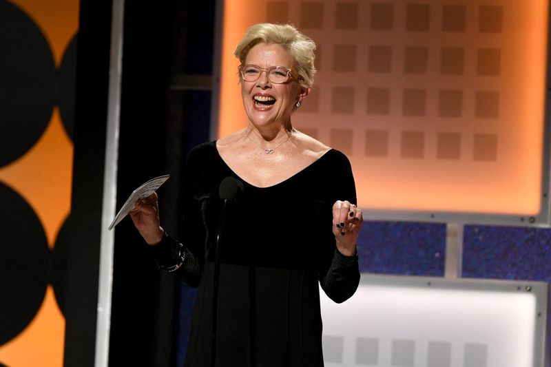 Annette Bening talar på scenen under AARP The Magazines 19th Annual Movies For Grownups Awards på Beverly Wilshire Hotel 2020 i Beverly Hills, Kalifornien.