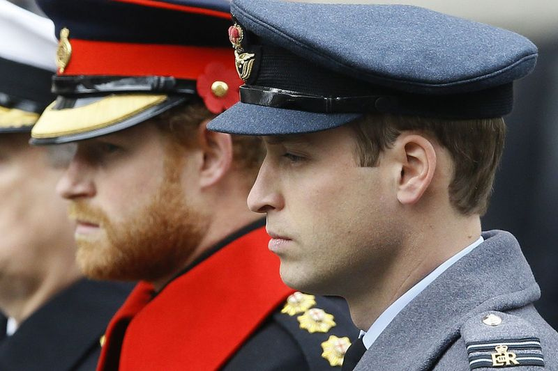 Na tejto archívnej snímke z nedele 8. novembra 2015 sa britský princ William vpravo a princ Harry zúčastňujú na nedeľnom spomienkovom ceremoniáli v Cenotafe v Londýne.
