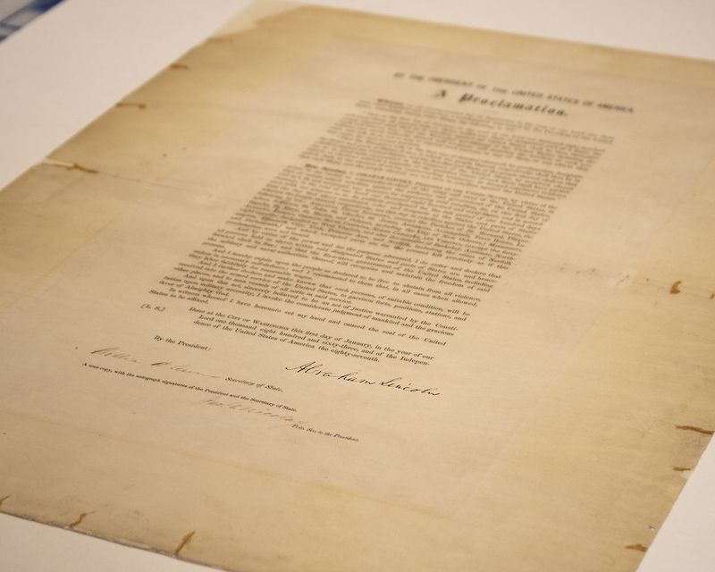 La biblioteca y museo presidencial de Abraham Lincoln es una copia firmada de la Proclamación de Emancipación.