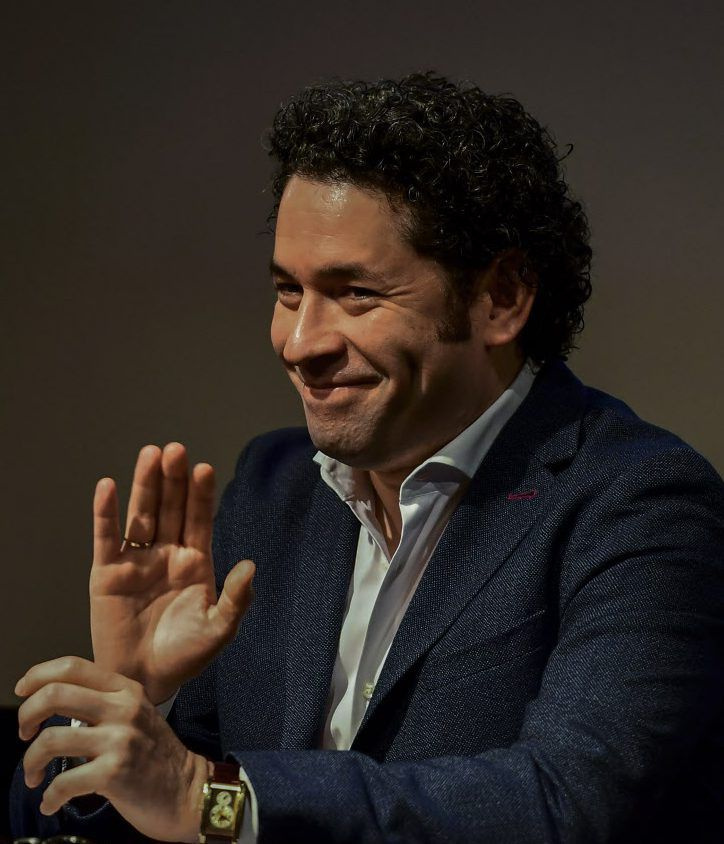 Dyrygent Gustavo Dudamel bierze udział w konferencji prasowej w Pałacu Sztuk Pięknych w Meksyku, 1 marca 2018 r. Maestro kłania się w Ravinii 18 lipca. | RONALDO SCHEMIDT/AFP/Getty Images