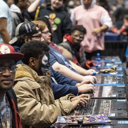 Deltagere i C2E2, en Chicago fan-kongres dedikeret til tegneserier, videospil og popkultur, spiller Street Fighter V lørdag på McCormick Place.