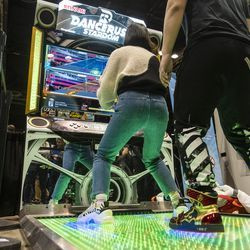 Et par spiller dansevideospillet DANCERUSH STARDOM på C2E2 lørdag på McCormick Place.