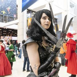 En kvinde, der går under navnet Floral Galaxy Cosplay på Instagram, deltager i C2E2 lørdag klædt ud som titelfiguren fra kultfilmen Edward Scissorhands fra 1990 på McCormick Place.