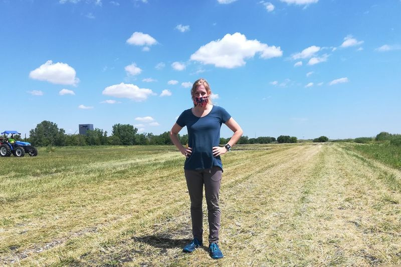 Půdní vědkyně MWRD Theresa Johnstonová v roce 2020 stojí na 60 akrech kolem Illinois International Port District ošetřených biologickým materiálem z odpadních kalů.