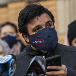 Ald. Byron Sigcho-Lopez (25.) hovoří během protestu a shromáždění General Iron poblíž domu Lori Lightfootové na náměstí Logan Square ve čtvrtek 4. března 2021.