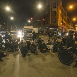 Aktivisté okupují křižovatku Milwaukee, Diversey a Kimball během protestu a shromáždění ve čtvrtek 4. března 2021 proti přemístění závodu General Iron do Southeast Side of Chicago.