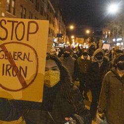 Aktivisté pochodují ulicemi ve čtvrti Logan Square a požadují, aby bylo ve čtvrtek 4. března 2021 zrušeno povolení pro závod General Iron v Southeast Side.