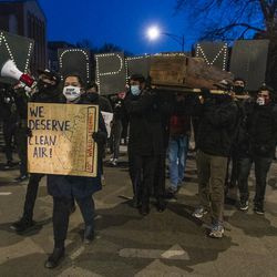Aktivisté pochodují ulicemi Logan Square – poblíž domu starostky Lori Lightfootové – a požadují zrušení povolení pro závod General Iron na jihovýchodní straně.