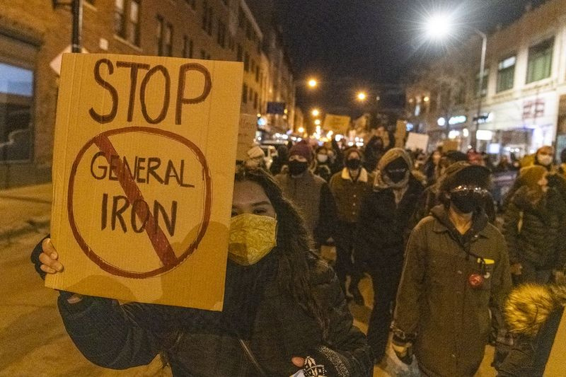 Aktivister protesterte i mars i nærheten av ordfører Lightfoots hjem og krever at hun nekter tillatelsen som er nødvendig for at en bilmakuleringsoperasjon skal åpne på den allerede miljøbelastede Southeast Side.