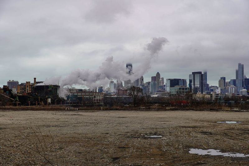 Kłęby dymu z General Iron w Lincoln Park przesłaniają panoramę Chicago.