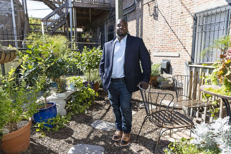Christopher Williams, ejer af Millennium Solar, uddannede omkring 300 mennesker til at blive solenergiteknikere i løbet af de sidste par år. Han håber, at en ny Illinois-lov vil hjælpe ham med at øge dette antal til 1.000 om året.