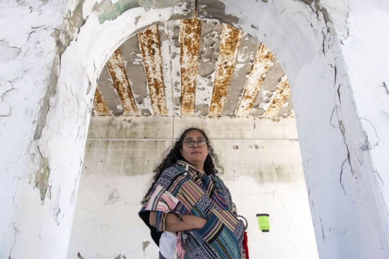   L'ancienne enseignante du CPS et membre de la communauté Alejandra Frausto se tient sous un viaduc avec de la peinture à base de plomb qui s'écaille des murs et du plafond de la 65e rue et de Central Park Avenue, le mardi 7 juin 2022.
