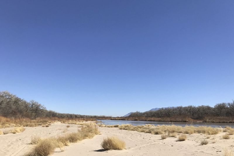 Mierzeja na rzece Rio Grande w Albuquerque w stanie Nowy Meksyk, gdzie pojawiły się tumbleweeds, jest oznaką tego, jak podobnie jak w innych częściach południowo-zachodnich Stanów Zjednoczonych, Nowy Meksyk stoi w obliczu poważnej suszy z powodu ograniczonych zimowych opadów śniegu i wiosennych spływów.