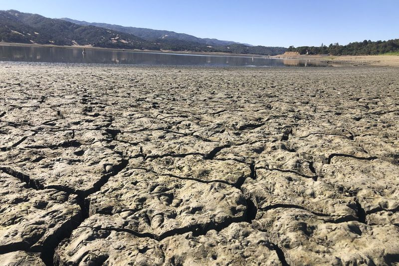 Katil kering terdedah kelihatan di Tasik Mendocino berhampiran Ukiah, Calif. Pekan Mendocino yang dilanda kemarau mendapat sebahagian daripada airnya dari takungan.