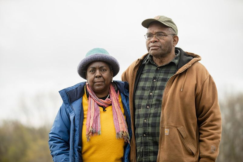Folk her elsker jorden, siger Dr. Jifunza Wright-Carter (til venstre), der driver 45 acres i Pembroke Township sammen med sin mand Fred Carter. Denne naturgasrørledning har intet at gøre med vores samfunds velfærd.
