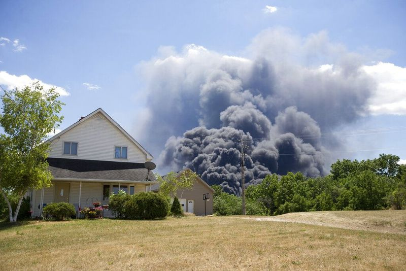 En sort røgsky fra den massive industribrand ved Chemtool Rockton bølger over et hus på S. Bluff Road mandag den 14. juni 2021
