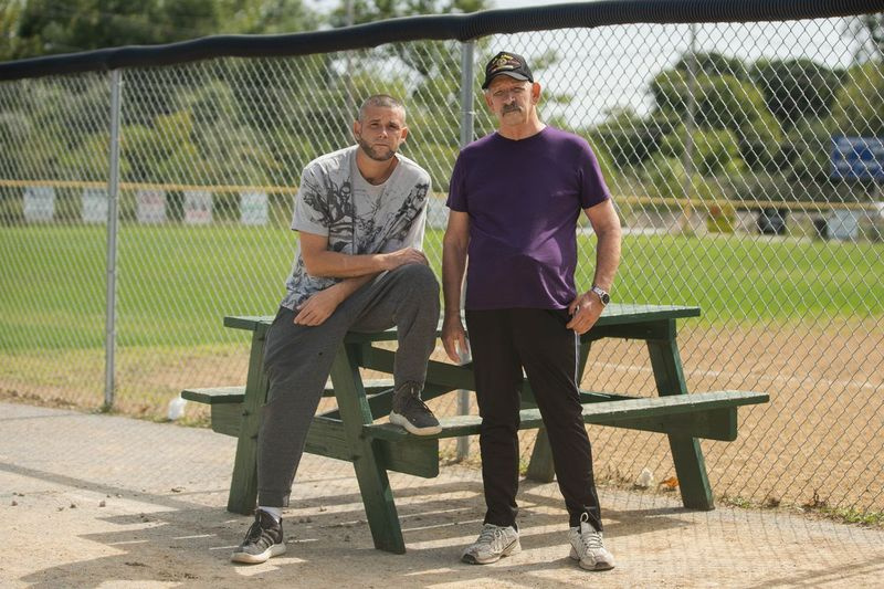 Bernard Ralich, til højre, og hans søn Daniel bor i nærheden af ​​Hegewisch Babe Ruth ungdomsbaseballbane, Bernard siger, at en planlagt oprydning af manganforurening er forsinket.