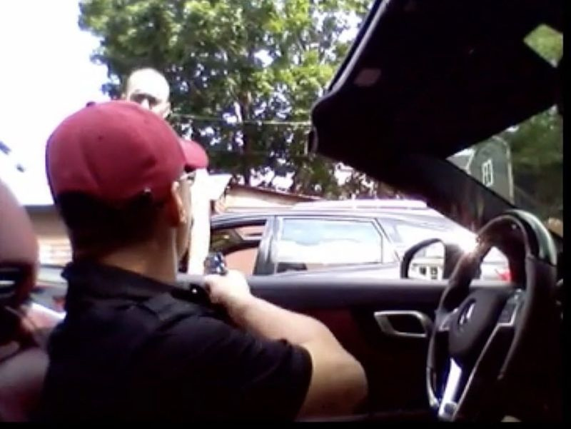 Thaddeus T.J. Jimenez fångas på en mobiltelefon som filmar Earl Casteel i benen den 17 augusti 2015 i Irving Park på Northwest Side. Jimenez arresterades minuter lat