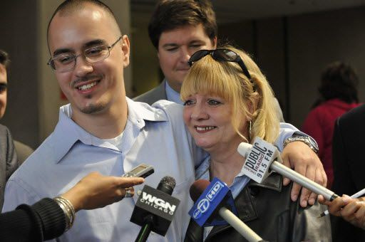 I lyckligare tider, Thaddeus T.J. Jimenez med och hans mamma Victoria efter att ha tilldelats ett oskuldsintyg i juni 2009. | Sun-Times filer