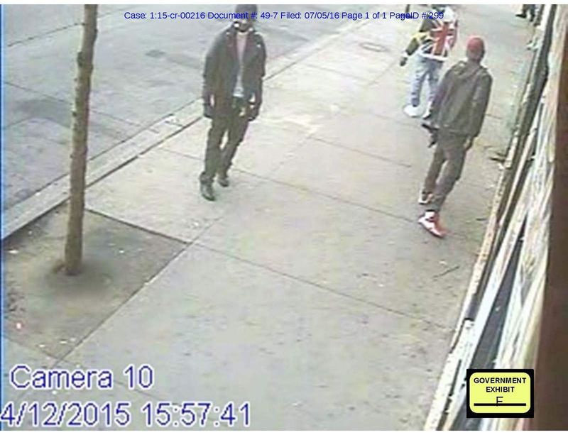 Tyrell Thomas (höger) identifierad av myndigheterna som medlem av T.J. Jimenez gäng fångades på en säkerhetsvideo den 12 april 2015, utanför en närbutik nära avenyn Chicago och Homan med en maskinpistol. Det var en pistol som passade en Hollywood-aktör