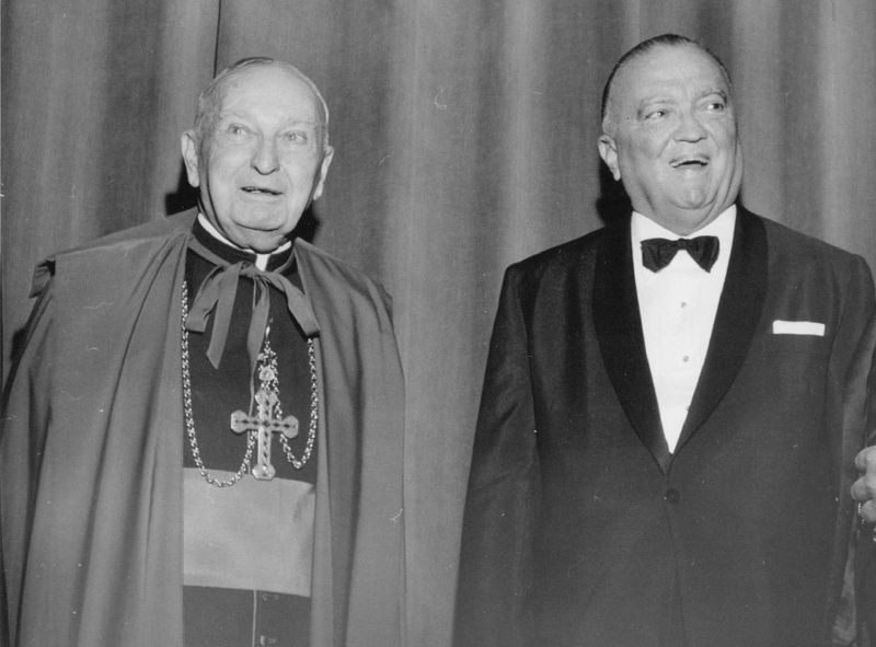 Wijlen bisschop Bernard Sheil met oud FBI-directeur J. Edgar Hoover in Chicago.