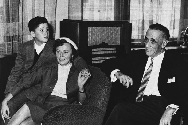 Martha Dodd Stern, hier te zien met haar man Alfred Stern (rechts) en hun zoon Robert in Praag in 1957 nadat het paar in de Verenigde Staten was beschuldigd van spionage voor de Sovjet-Unie.