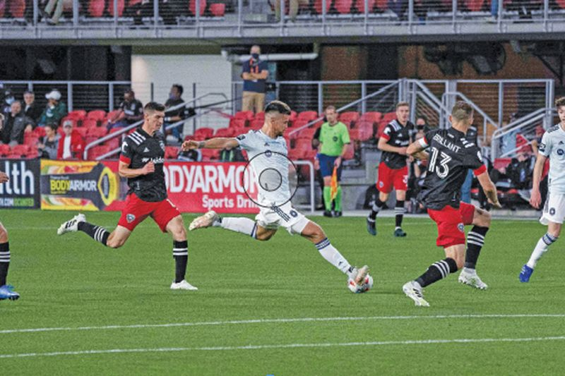 Brandweermiddenvelder Gaston Gimenez schiet donderdagavond in Washington een schot tegen D.C. United. The Fire werd voor de derde wedstrijd op rij uitgeschakeld.