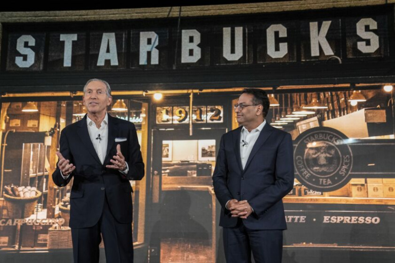  O CEO interino Howard Schultz (à esquerda) fala após apresentar o novo CEO Laxman Narasimhan durante o Starbucks Investor Day 2022 no início deste mês em Seattle.