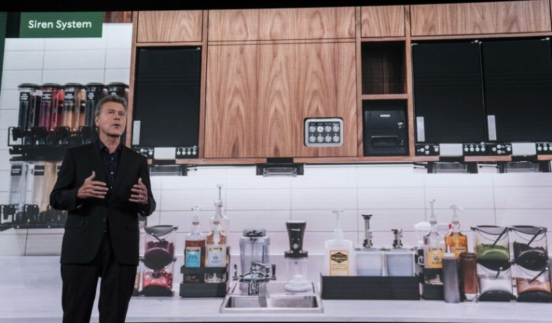   John Culver, presidente do grupo na América do Norte e diretor de operações, apresenta o Siren System, uma reformulação de equipamentos usados ​​para fazer bebidas e preparar alimentos nas lojas, durante o Starbucks Investor Day.