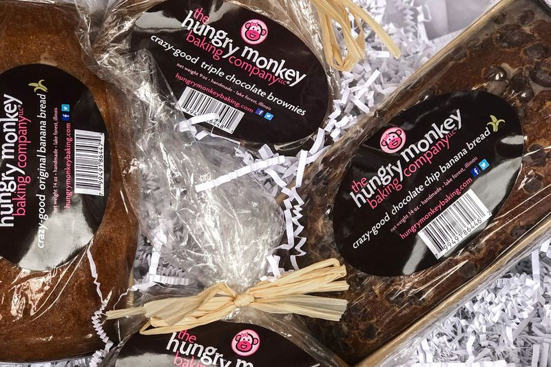 Pudełka na przysmaki z dystansu społecznego The Hungry Monkey Baking Company zawierają bochenki tradycyjnego chleba bananowego i chleba bananowego z kawałkami czekolady, a także dwie małe torebki potrójnych czekoladowych ciastek. Produkt został sprzedany przez Howie Mandel za pośrednictwem Talkshop Live.