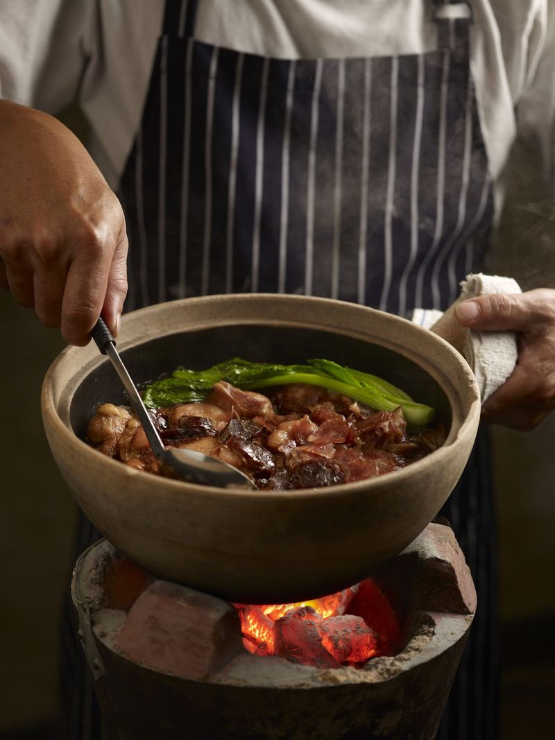 V reštaurácii Geylang Claypot Rice sa podávajú jedlá z ryže z juhovýchodnej Ázie varené v tradičných hlinených nádobách.