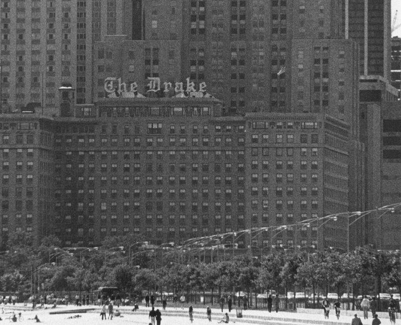 El hotel Drake tiene vistas a la playa de Oak Street en esta foto de archivo de 1979. | FOTO DE ARCHIVO DEL HORARIO DE SOL