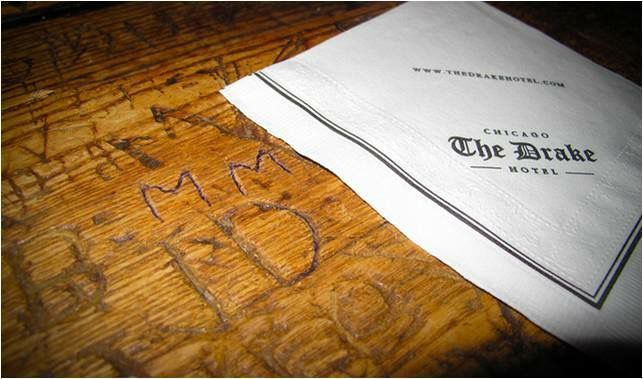 Las iniciales de los recién casados ​​Joe DiMaggio y Marilyn Monroe en 1954 todavía se pueden ver en la barra de madera del Cape Cod Room del Drake Hotel. | CORTESÍA DEL HOTEL DRAKE