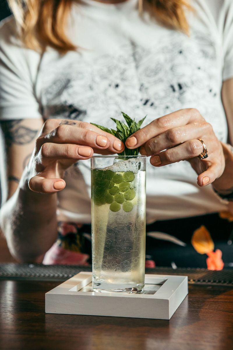 Katie Renshaw legger siste hånd på Flex Yo Hustle, en cocktail hun laget under United States Bartenders