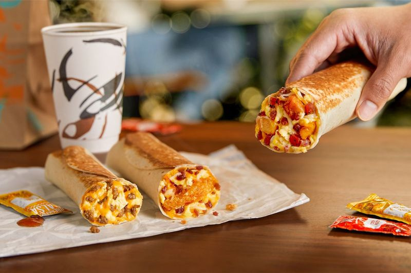 Taco Bell debutoval úplne novým raňajkovým burrito menu, ktoré obsahuje tri chuťové burrito s vajíčkami a inými raňajkovými jedlami zabalenými a opečenými k dokonalosti.