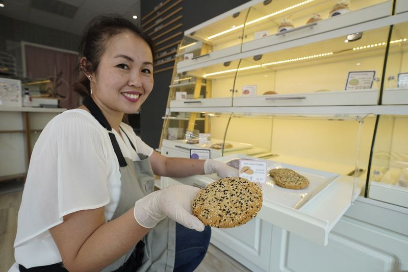 Konditorin Elaine Lau hält einen Dim Sum Cookie im Sunday Bakeshop in Oakland, Kalifornien.