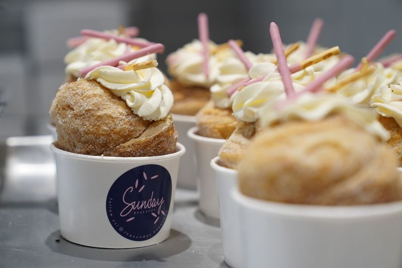 Strawberry Pocky Cruffins werden auf einem Tablett im Sunday Bakeshop in Oakland, Kalifornien, ausgestellt.